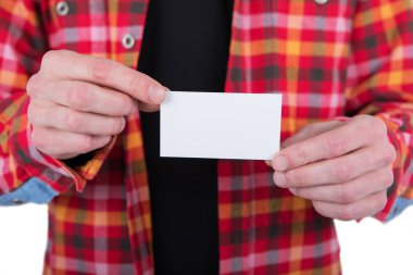 Beyaz iş kartı tutan bir adam