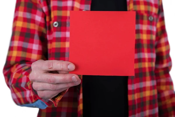En man som innehar röd Obs papper — Stockfoto