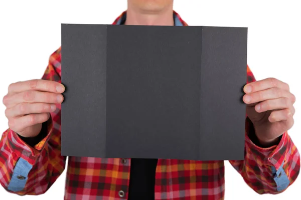 Um homem segurando folheto preto — Fotografia de Stock