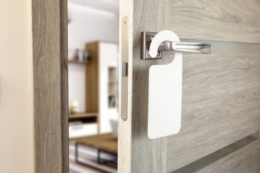 Beyaz Kapıda asılı