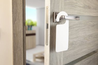 Beyaz Kapıda asılı