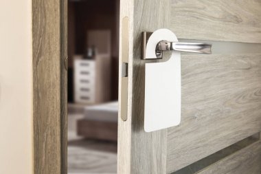 Beyaz Kapıda asılı