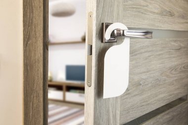 Beyaz Kapıda asılı