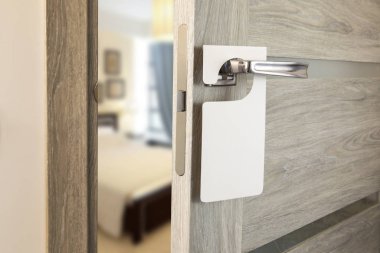 Beyaz Kapıda asılı