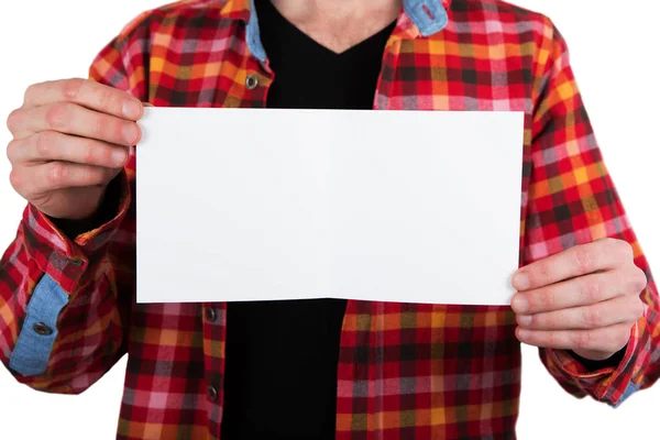 Un uomo che tiene un libretto bianco — Foto Stock