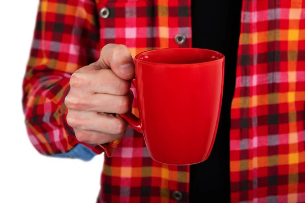 Um homem segurando caneca vermelha — Fotografia de Stock