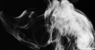 Beyaz duman siyah arkaplan üzerinde uzayda yüzüyor