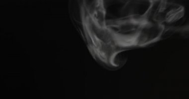 Beyaz duman siyah arkaplan üzerinde uzayda yüzüyor