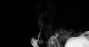 Beyaz duman siyah arkaplan üzerinde uzayda yüzüyor