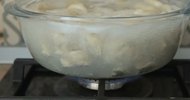 Proces Gotowania Domowe Pierogi Knedle Mięsem Wrzącej Wodzie Patelni — Wideo stockowe