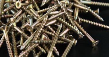 İşlerin performansı için metal vida yığını