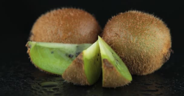 Kiwi Fruit Slices Rotating Close — Stock Video
