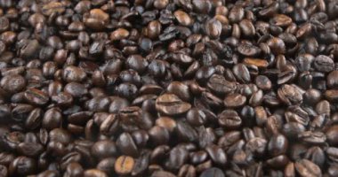 Kahve çekirdekleri bir tavada kavrulmuş