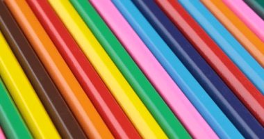 Parlak renkli kalemler kendi etrafında döner.