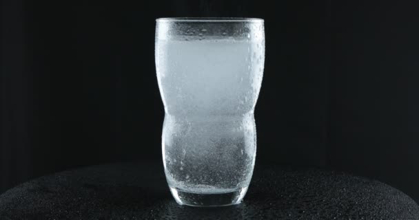 Maden Suyundan Kabarcıklar Siyah Arka Plan Üzerinde Bir Bardak Soda — Stok video