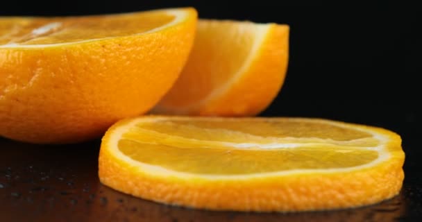 Close Van Een Heerlijke Rijpe Sinaasappel Schijfjes Roteren — Stockvideo