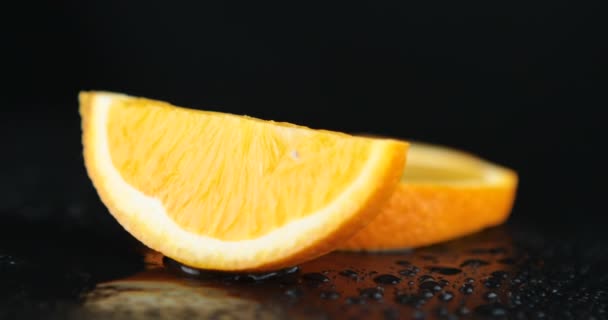 Κοντινό Κομμάτι Ενός Γευστικότατο Ώριμο Πορτοκαλί Φέτες Περιστροφή — Αρχείο Βίντεο