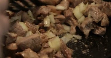 Büyük tavada kızartılmış doğranmış et