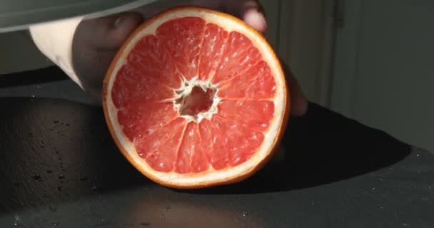 Snijden Van Sinaasappel Vruchten Voor Het Persen Van Vers Sap — Stockvideo
