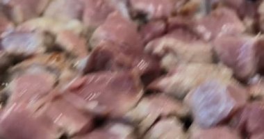 Tavada çiğ et parçaları