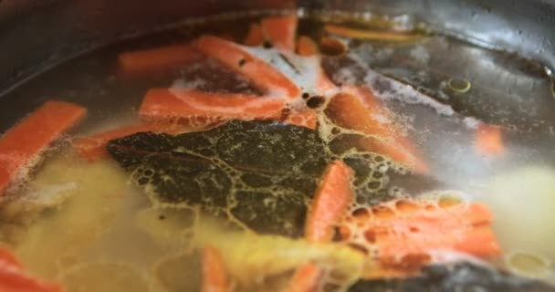 Fischsuppe Kocht Einem Topf Der Küche — Stockvideo