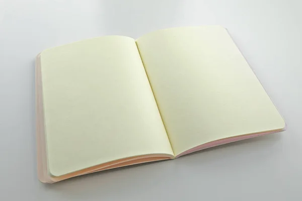 Caderno aberto com páginas em branco — Fotografia de Stock