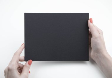 Siyah kitapçık tutan bir kadın