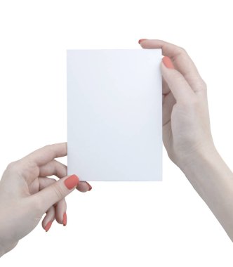 Beyaz kitapçık tutan bir kadın