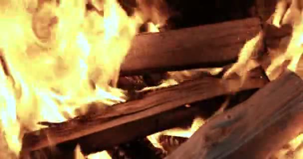 fermer les flammes de feu de camp 