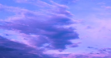 Gökyüzünde koşan bulutların zaman atlamalı