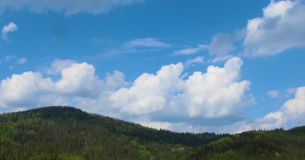 Dağların Tepesinde Bulutlarla Mavi Gökyüzünün Zaman Atlaması — Stok video
