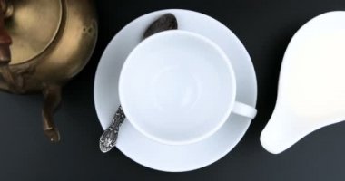 Fincana Kahve Dökmek. Üstte görüntü