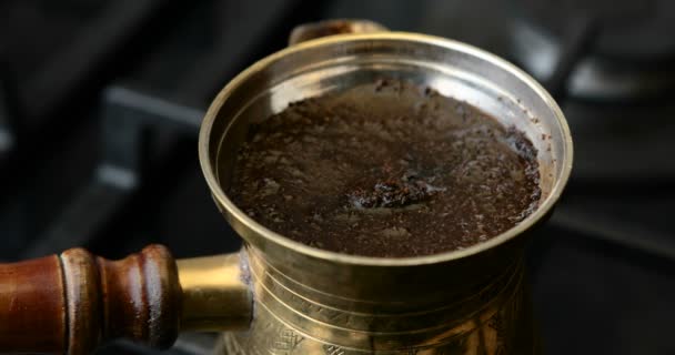在铜塞韦烹饪土耳其咖啡 — 图库视频影像