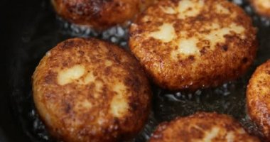 Mutfakta peynirli krep pişirme