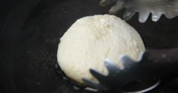 Μαγειρική Τηγανίτες Τυρί Στην Κουζίνα — Αρχείο Βίντεο