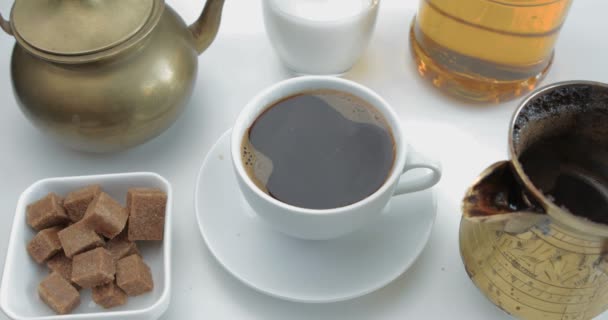 Café Noir Chaud Cafetière Verser Dans Une Tasse Porcelaine Blanche — Video