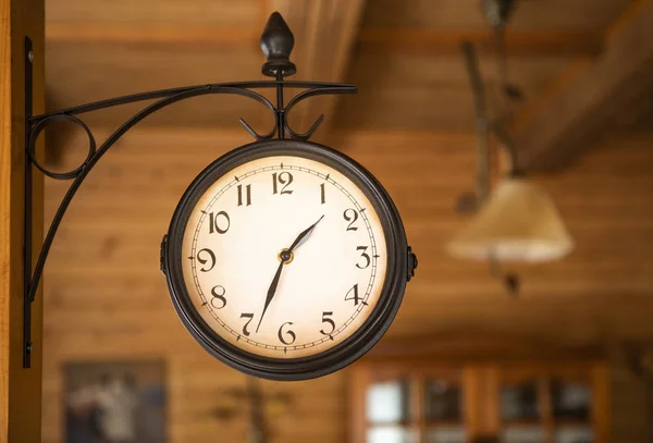 빈티지 벽 시계입니다. 오래 된 스타일 매달려 시계. — 스톡 사진