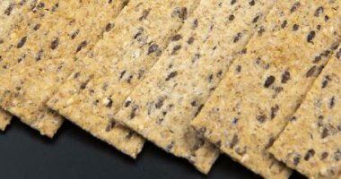 Sıraya dizilmiş sarı kurabiye