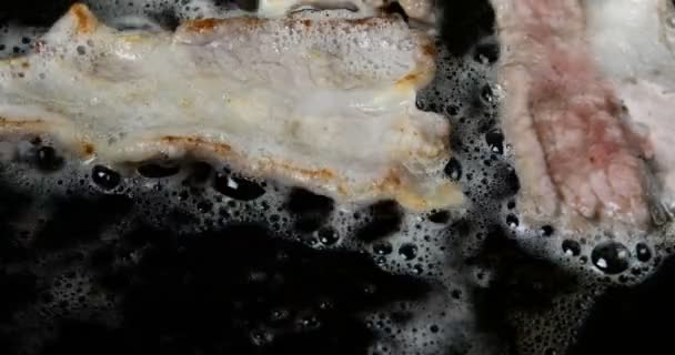 在烤架上烹调肉类 — 图库视频影像