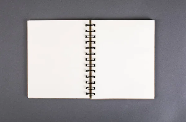 Carnet ouvert avec pages blanches — Photo