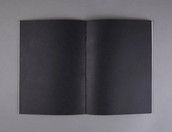 Offenes Notizbuch mit leeren Seiten — Stockfoto