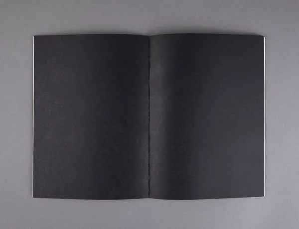 Carnet ouvert avec pages blanches — Photo