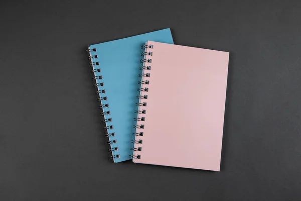 Bild der geschlossenen Notebooks von oben. — Stockfoto