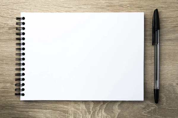 Carnet ouvert avec pages blanches — Photo