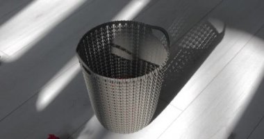 Plastik çöp kutusuna kağıt atmak