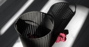 Plastik çöp kutusuna kağıt atmak