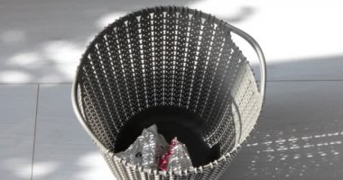 Plastik çöp kutusuna kağıt atmak