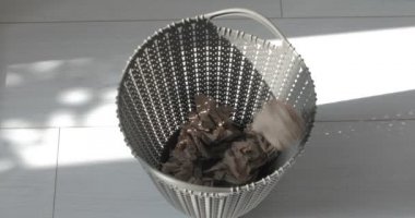 Plastik çöp kutusuna kağıt atmak