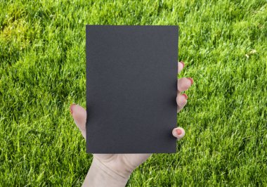 Siyah kitapçık tutan bir kadın