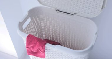 Kirli bez bir çamaşır sepeti düşüyor